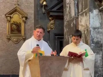Los dos padres celebrando misa en el santuario de Loyola